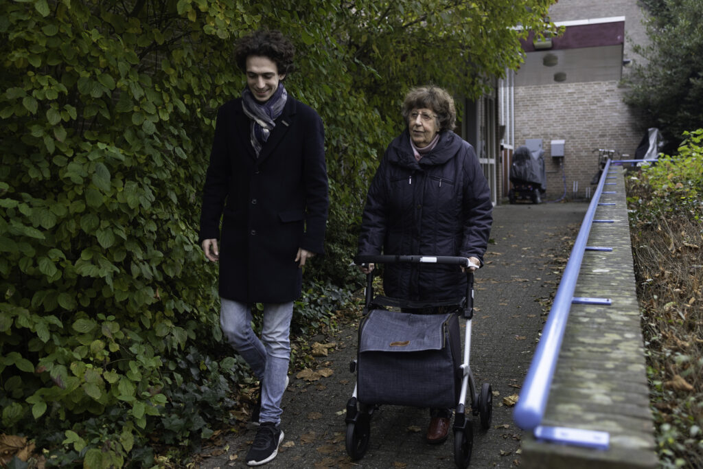 Bep en Mees wandelen op straat