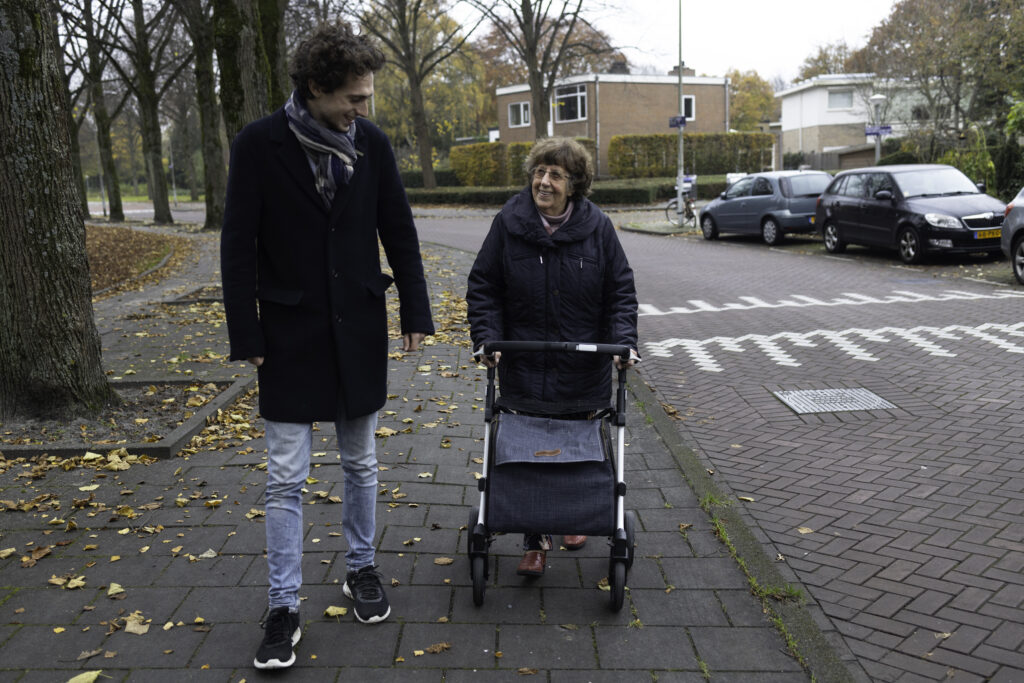 Bep en Mees wandelen op straat