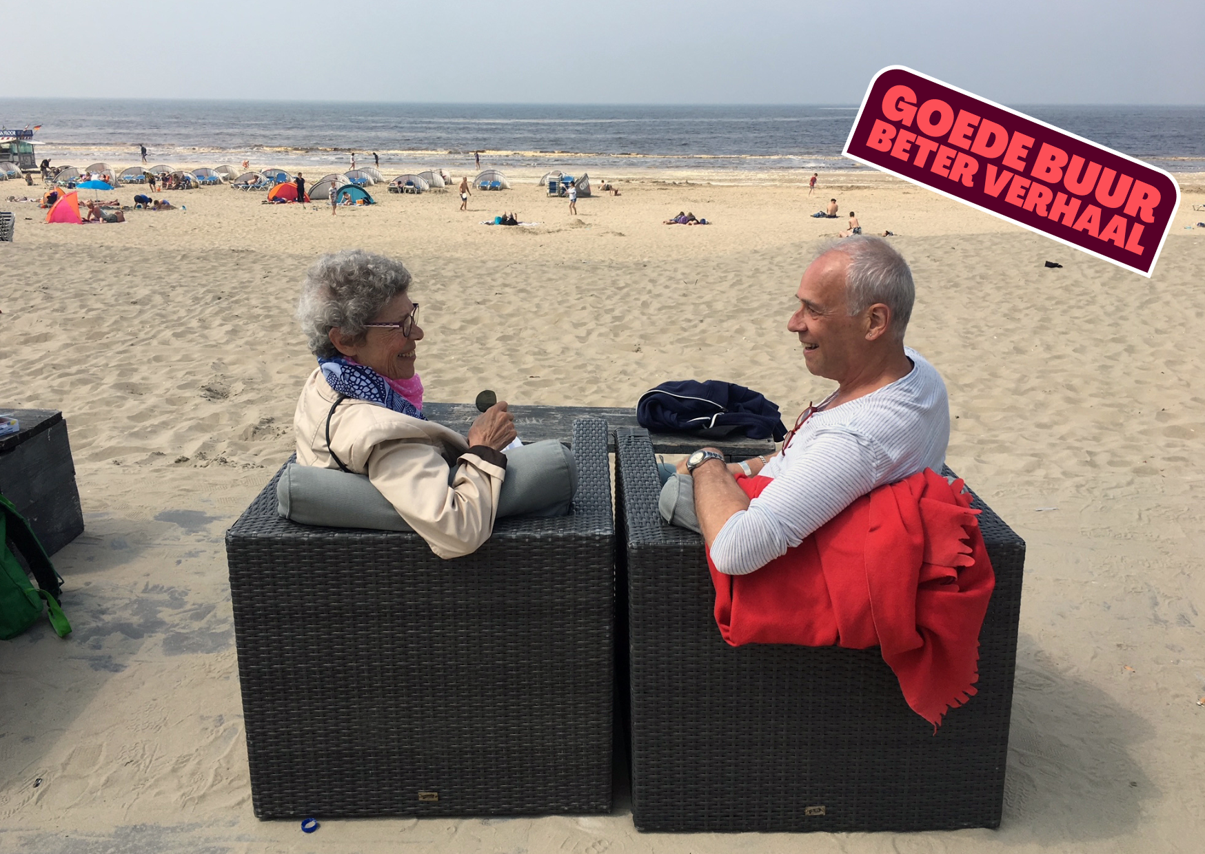 Buur Wil en goede buur vrijwilliger Jan op het strand